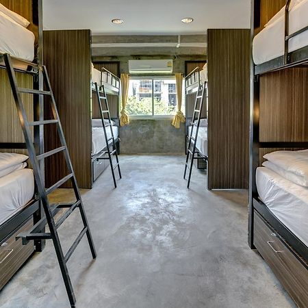 Revolution Hostel Asoke Bangkok Bagian luar foto