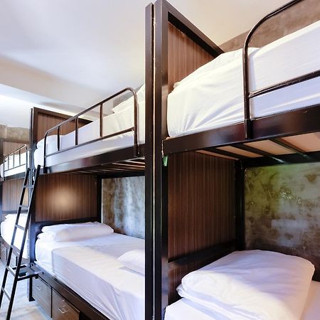 Revolution Hostel Asoke Bangkok Bagian luar foto
