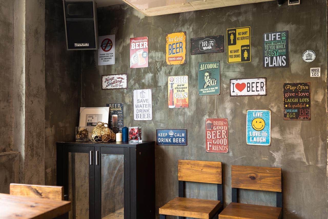 Revolution Hostel Asoke Bangkok Bagian luar foto