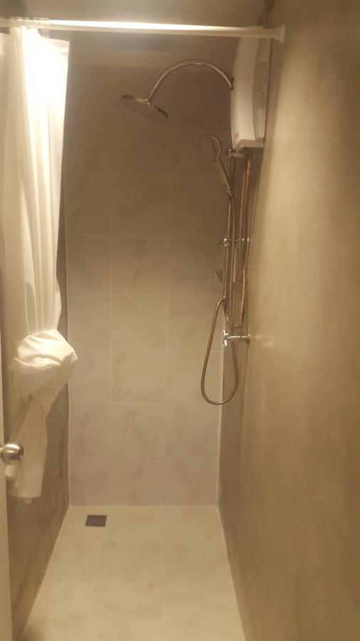 Revolution Hostel Asoke Bangkok Bagian luar foto