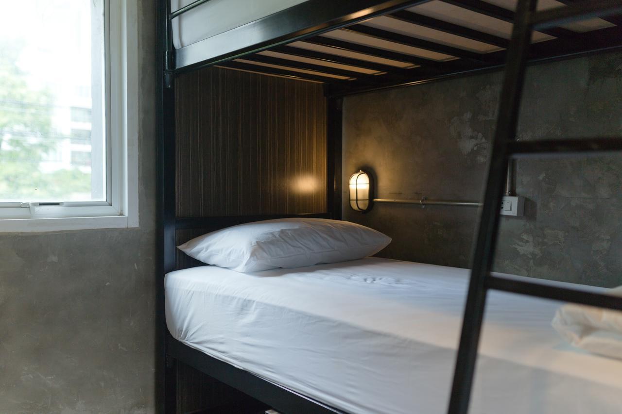 Revolution Hostel Asoke Bangkok Bagian luar foto