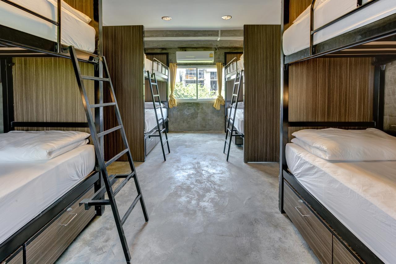Revolution Hostel Asoke Bangkok Bagian luar foto