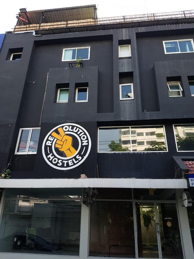 Revolution Hostel Asoke Bangkok Bagian luar foto