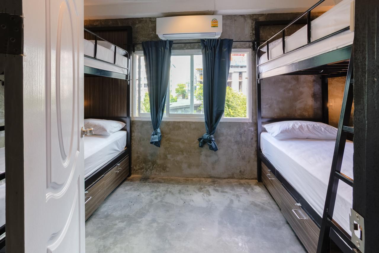 Revolution Hostel Asoke Bangkok Bagian luar foto