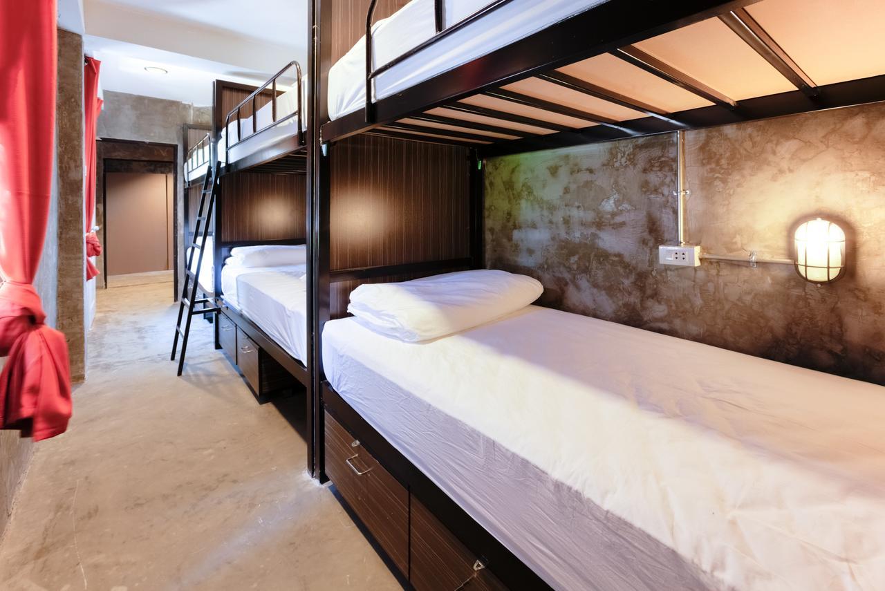 Revolution Hostel Asoke Bangkok Bagian luar foto