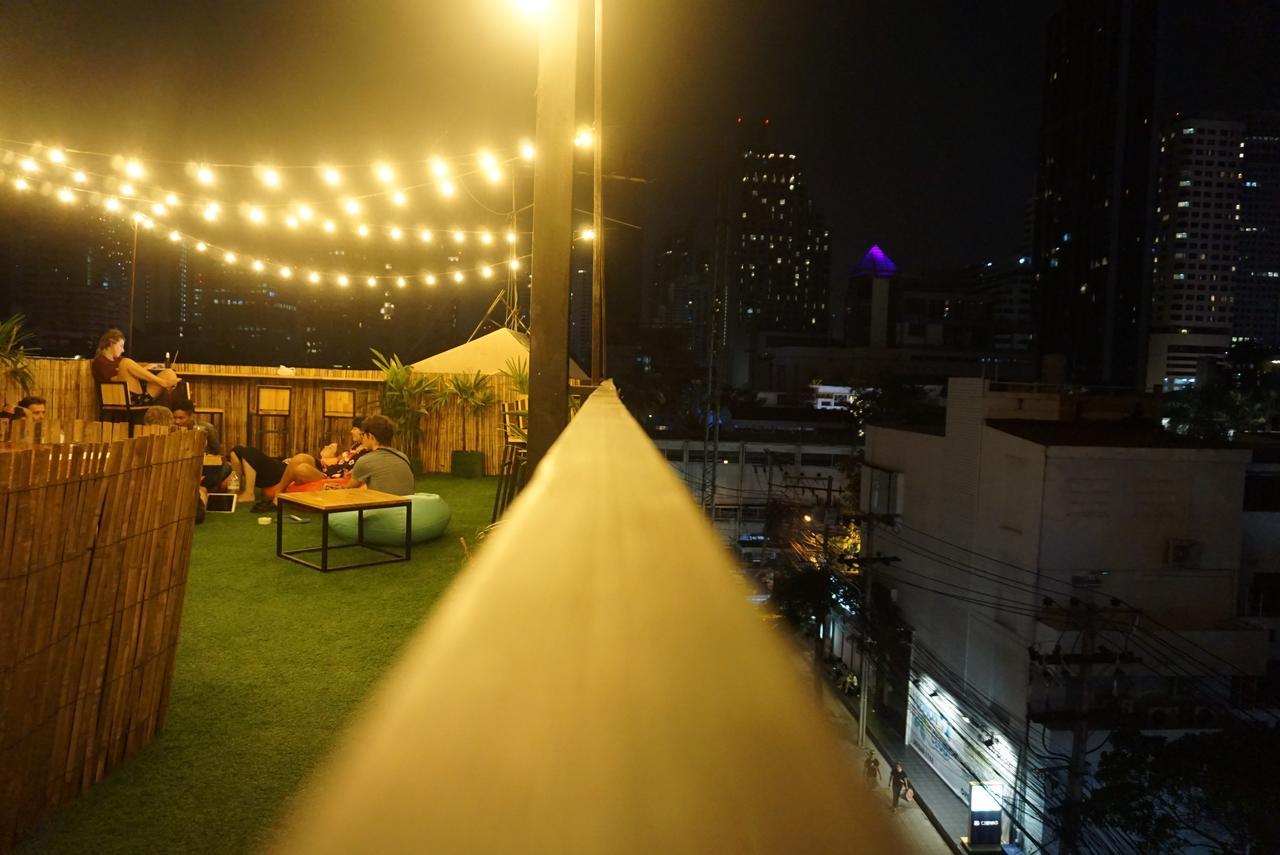 Revolution Hostel Asoke Bangkok Bagian luar foto