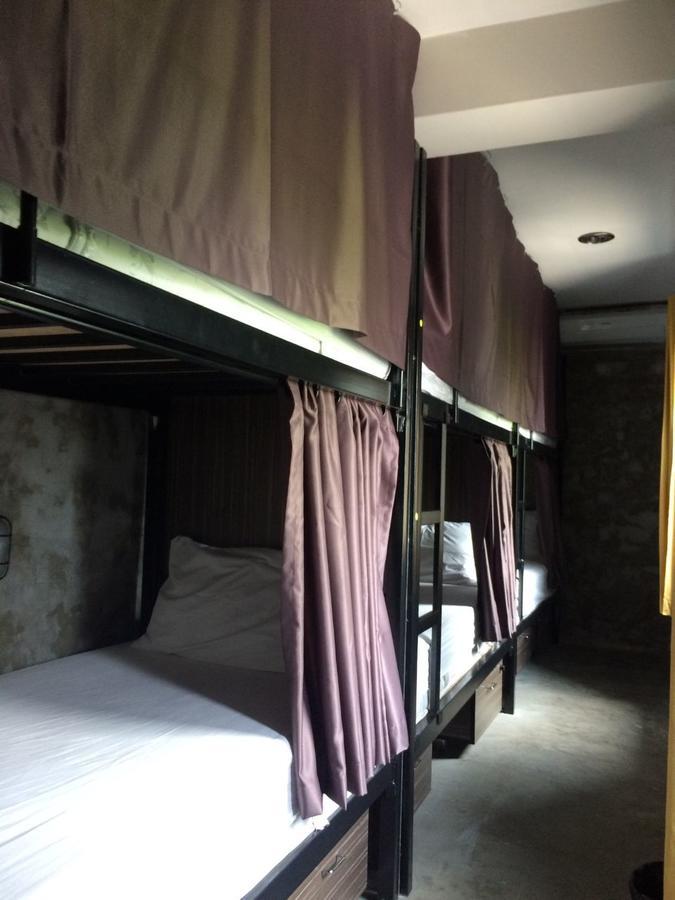 Revolution Hostel Asoke Bangkok Bagian luar foto